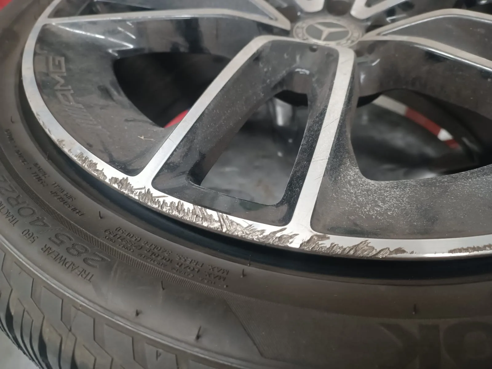 AMG Bordsteinschaden – Tiefe Kratzer am Felgenrand – professionelle Reparatur erforderlich