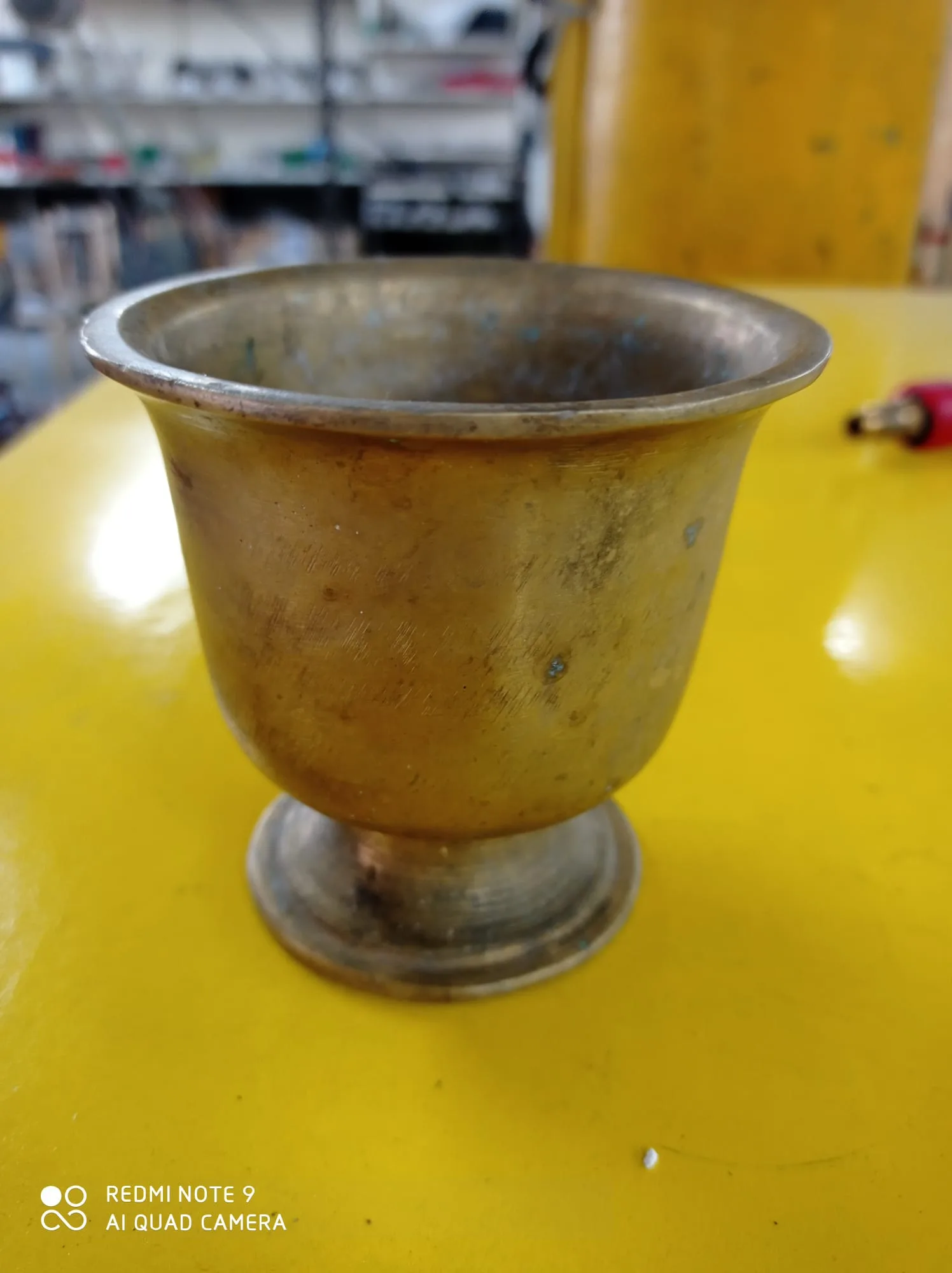 Messing-Pokal Vorher – Stark oxidiertes Messing mit Patina