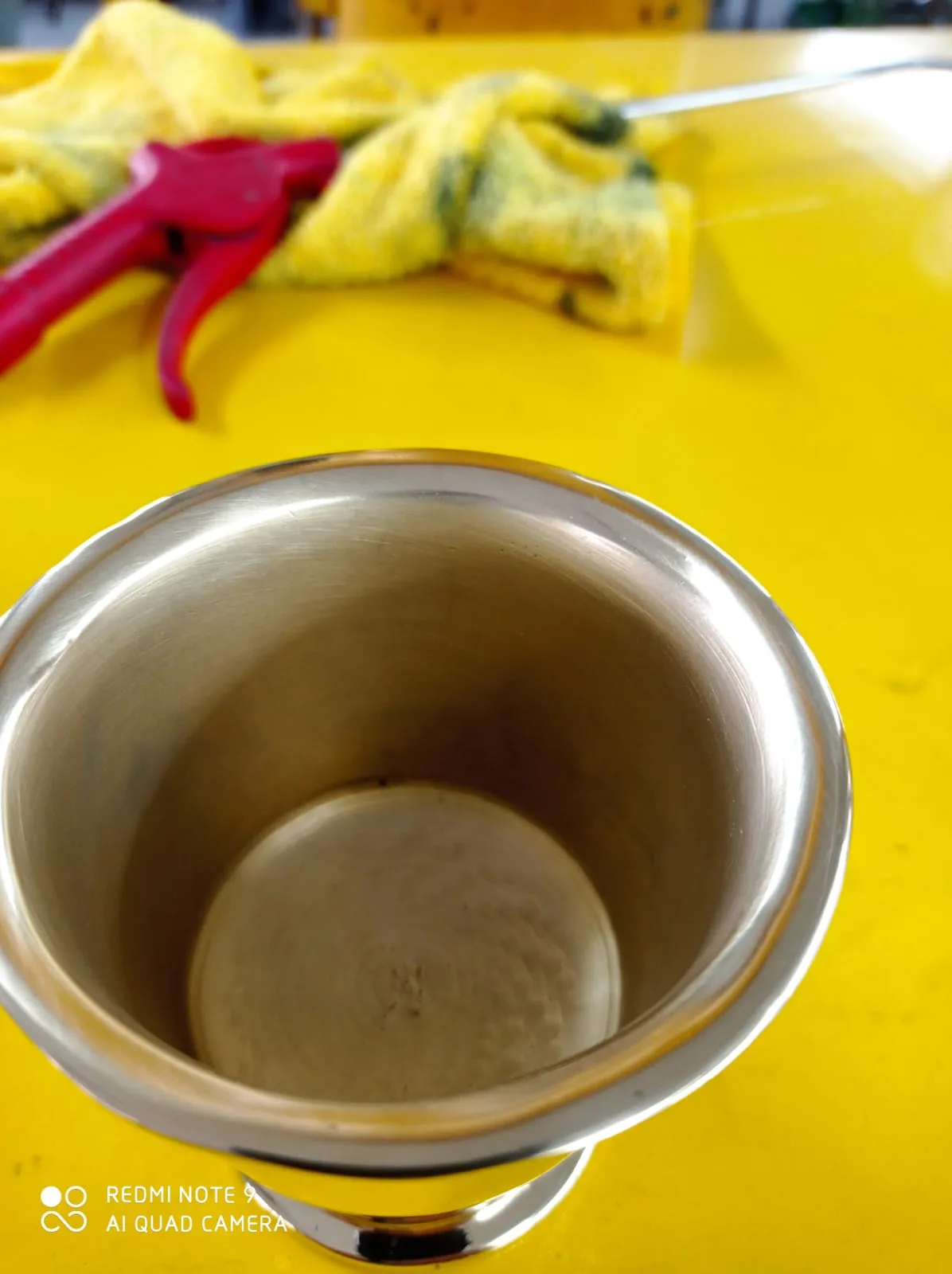 Messing-Pokal In Bearbeitung – Erste Polierdurchgänge zeigen bereits Fortschritt