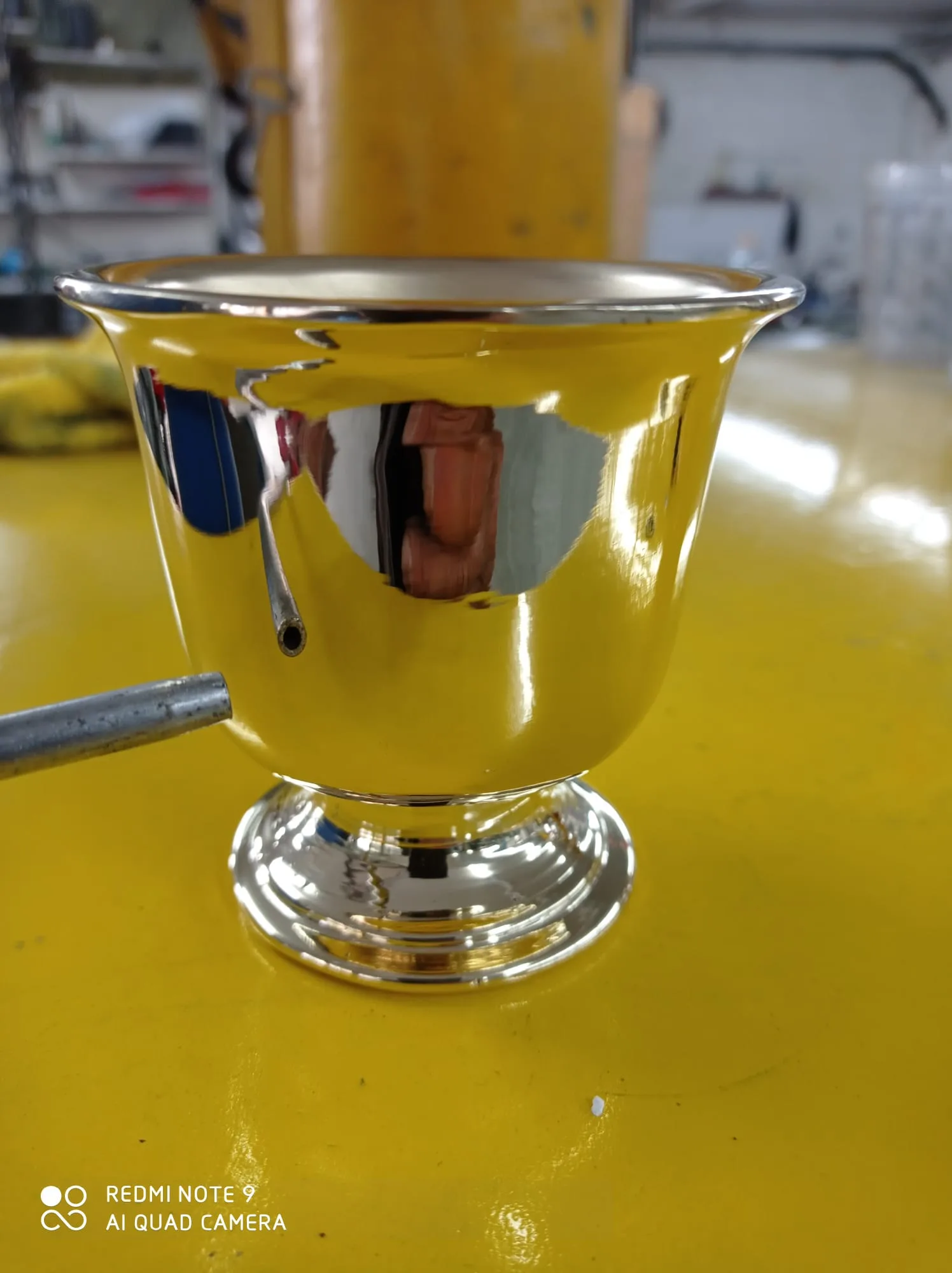 Messing-Pokal Nachher – Spiegelglanz-Politur – perfekte Reflexion