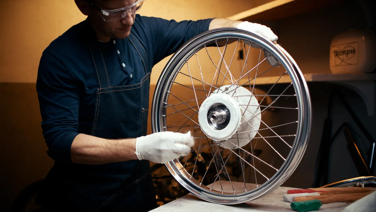 Felgenbett polieren – Motorrad – Redline Wheelworks