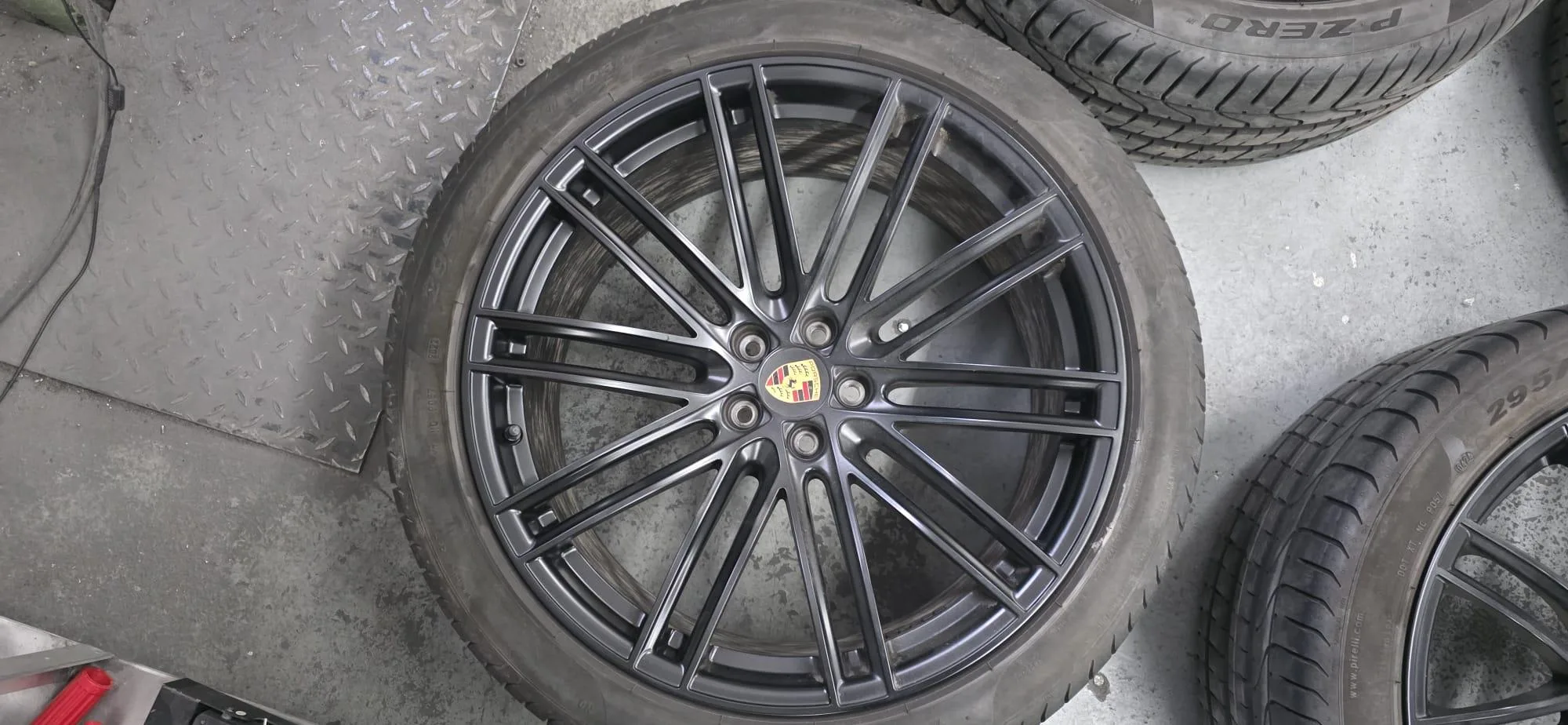 Porsche Detail 3 – Gleichmäßiger Farbauftrag bis in jedes Detail