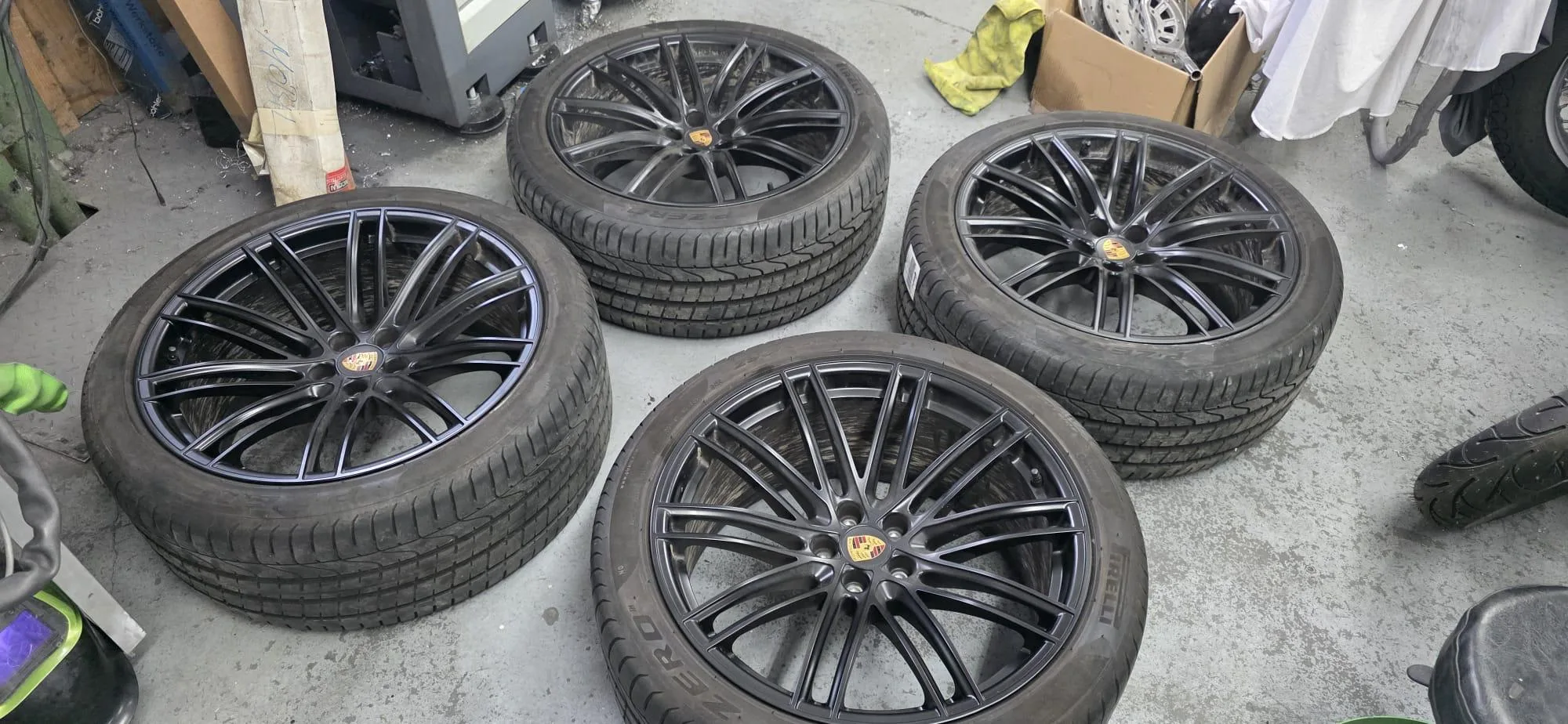 Porsche Felgensatz – Kompletter Satz Porsche-Felgen in edlem Schwarz lackiert